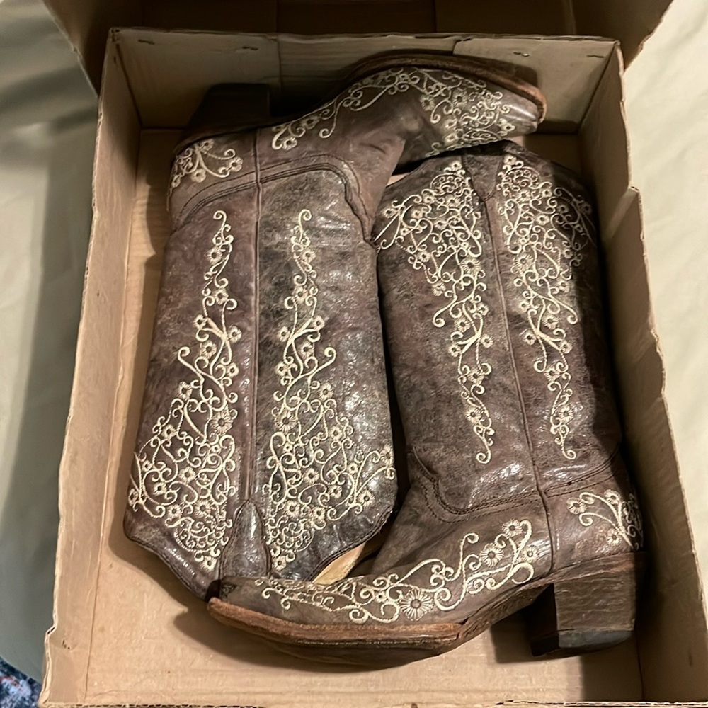 Corral embroidered cowgirl boots pointed toe